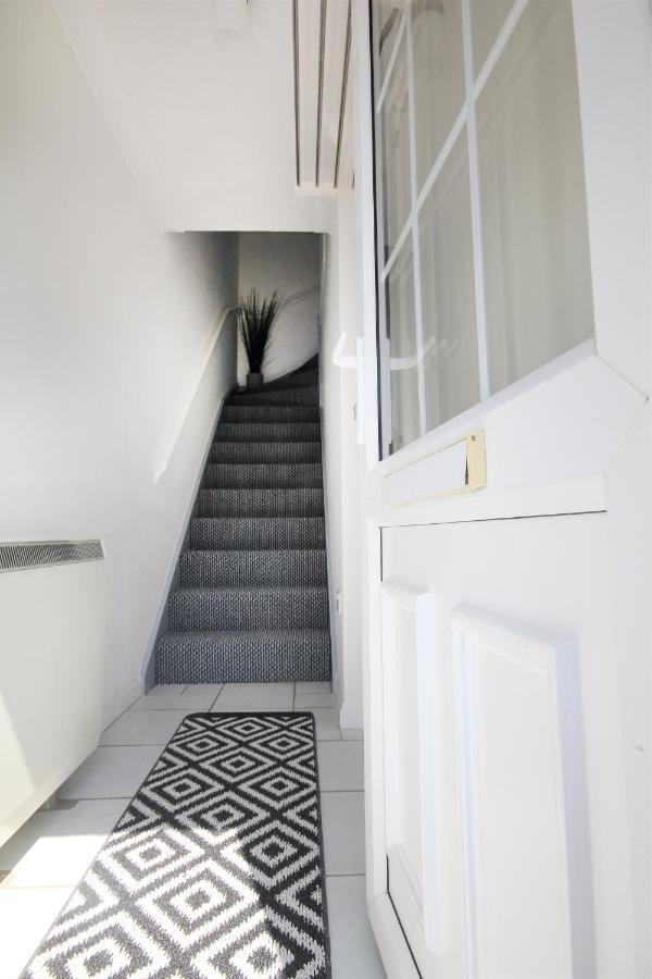 Chipad Mono - Quality City Centre Apartment, With Free Parking Space 奇切斯特 外观 照片